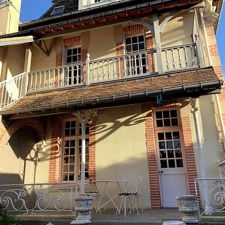 Belle Demeure Authentique, A Deux Pas De La 度假居 *